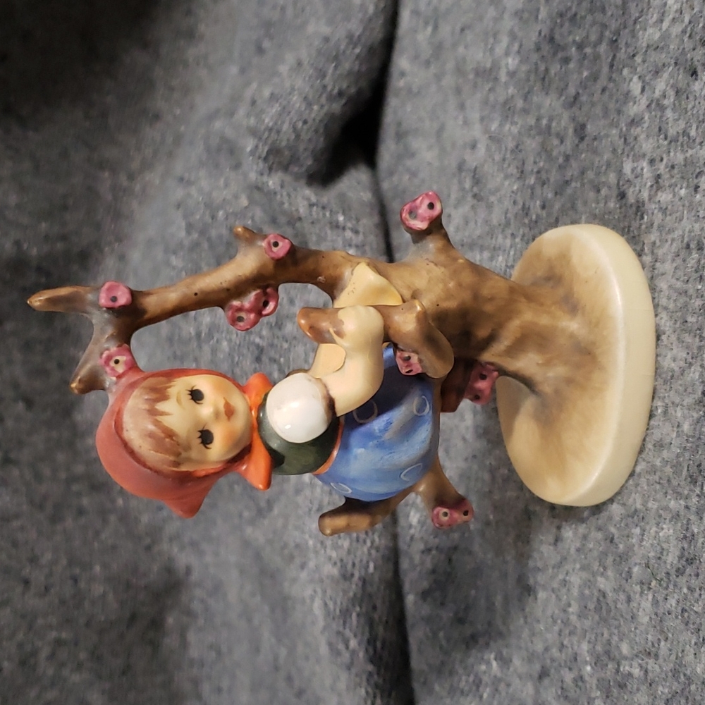 Hummell/Goebel Girl on Tree Branch 141 3/0